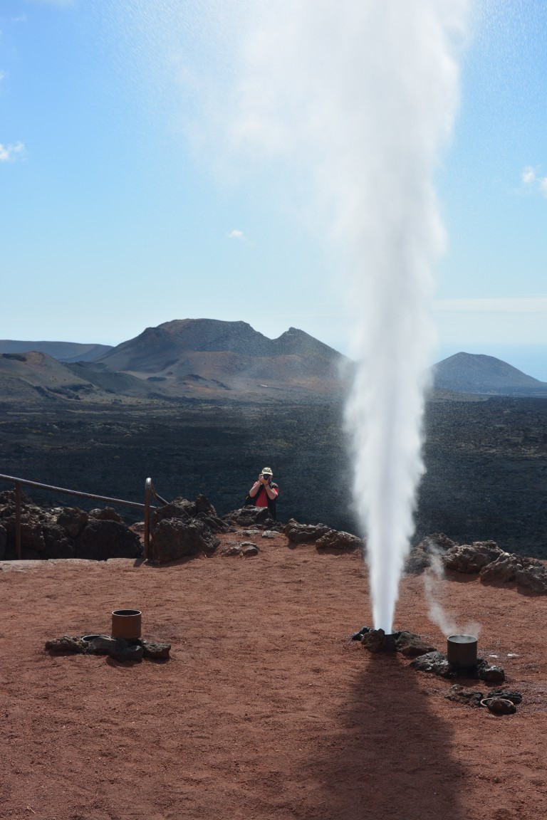 Wenn man im Vulkangebiet Wasser in ein Loch giesst, schiesst es kochen heiß wieder nach oben - sehr aufregend für die Kinder