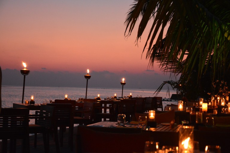 Eines der 6 Restaurants direkt am Meer bei Sonnenuntergang