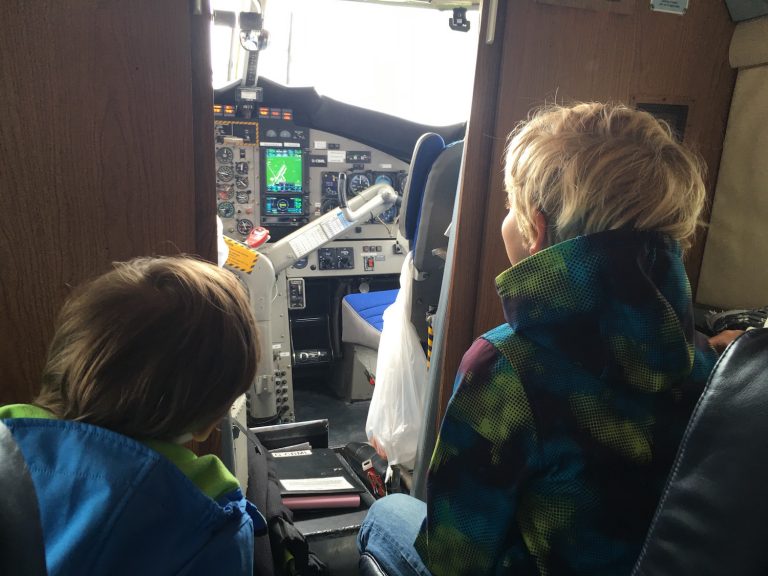 Die Kinder im Skybus auf die Scillys direkt hinter dem Cockpit ins der ersten Reihe