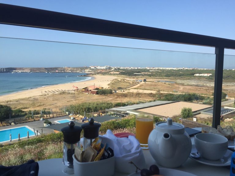 Unser Frühstückstisch mit Blick auf pool und Strand