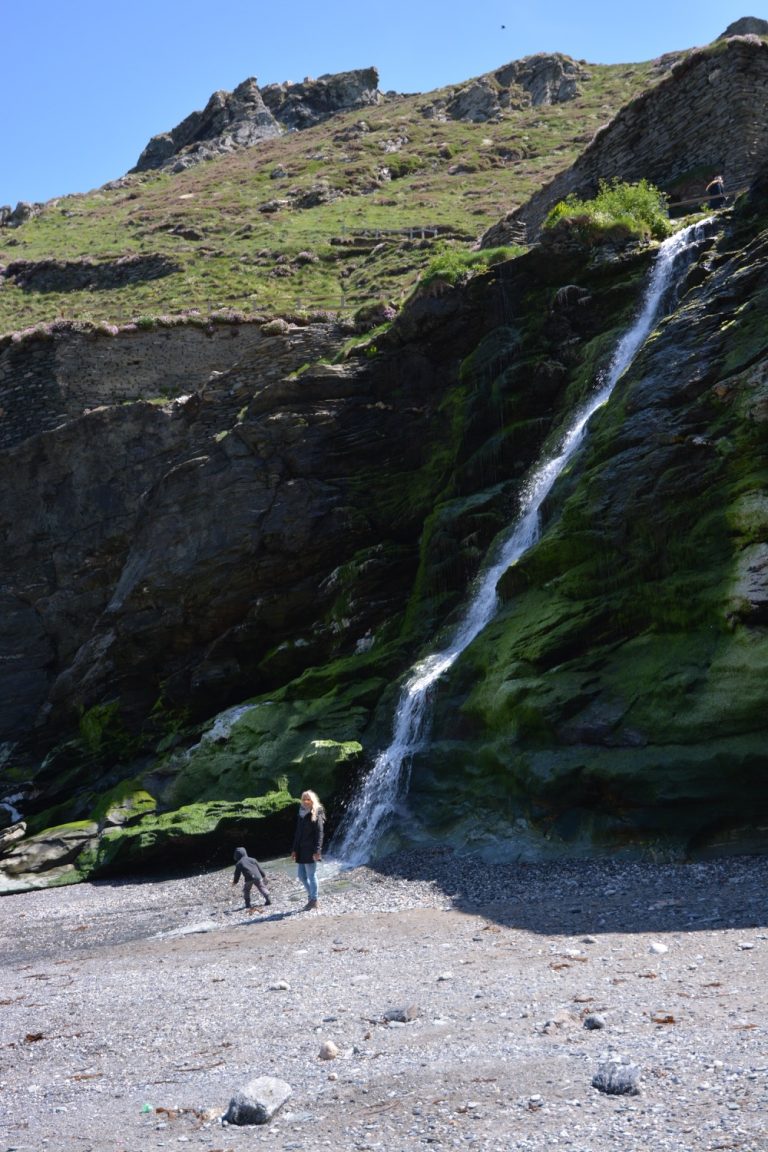 Wasserfall unterhalb der Ruinen am Strand von Tintagel Castle
