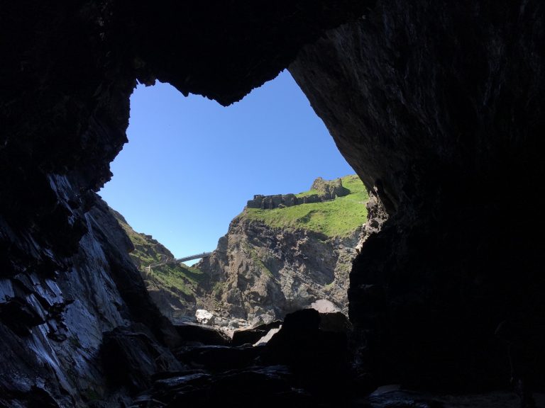 Blick aus der Höhle zu den Ruinen von Tintagel Castle