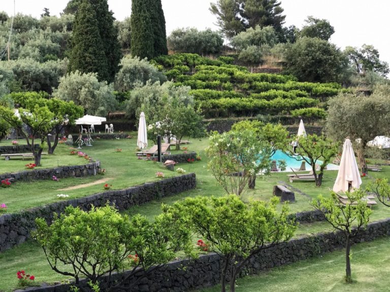 Monaci delle Terre Nere: Pool und Garten