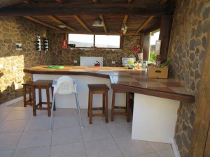 Offene Küche der Luxury Yurt Suite auf der Finca de Arrieta