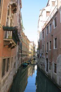 Kleiner Kanal unterwegs in Venedig